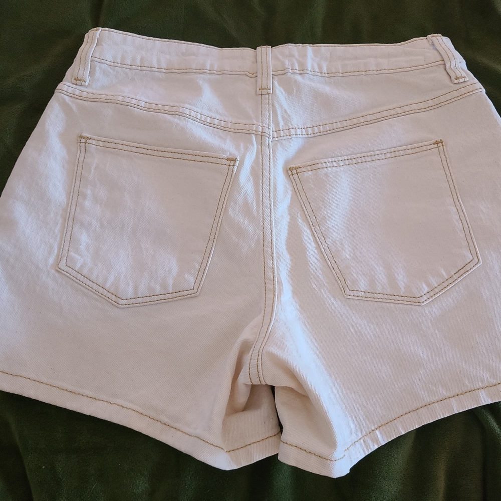 Shorts - Picture 2 of 3